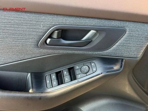 Used 2023 Nissan Rogue S AWD/4WD image 18