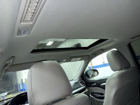 Used 2019 Toyota Highlander XLE w/ Protection Package #3 AWD/4WD image 26