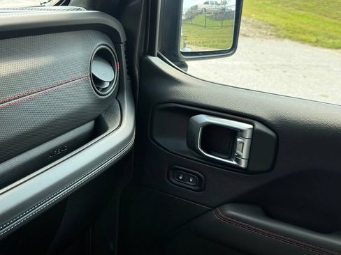 Used 2025 Jeep Wrangler Unlimited Rubicon AWD/4WD image 37
