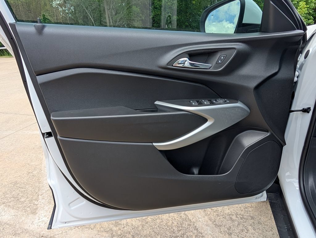 New 2026 Chevrolet Trax LS w/ LS Convenience Package FWD image 12