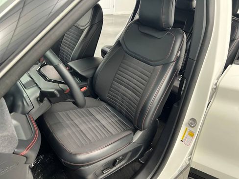 Used 2025 Ford Explorer ST-Line w/ ST-Line Street Pack image 9