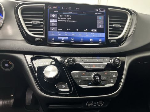 Used 2025 Chrysler Pacifica Select FWD image 16