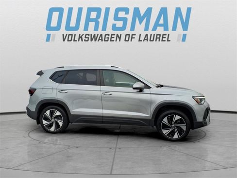 Used 2025 Volkswagen Taos SE w/ Panoramic Sunroof Package image 2