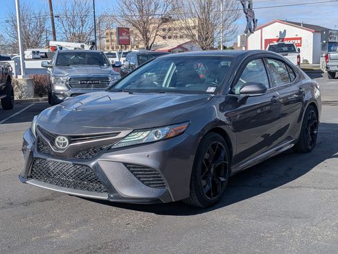 Used 2018 Toyota Camry XSE image 10