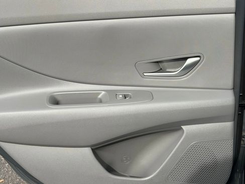 Certified 2025 Hyundai Elantra SE w/ Cargo Package image 11