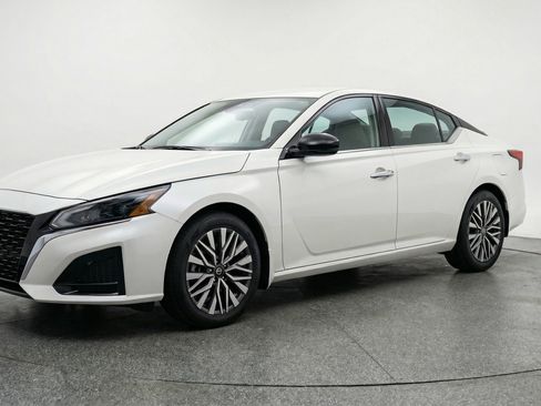 Used 2025 Nissan Altima 2.5 SV image 3