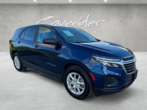 Used 2022 Chevrolet Equinox LS w/ LS Convenience Package FWD image 2