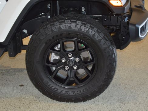 Used 2025 Jeep Gladiator Sport AWD/4WD image 9