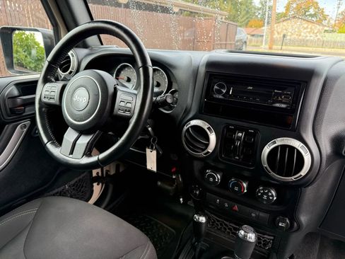 Used 2016 Jeep Wrangler Unlimited Sahara w/ Connectivity Group image 17