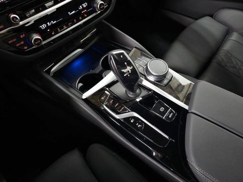 Used 2023 BMW 530e xDrive w/ Premium Package image 31