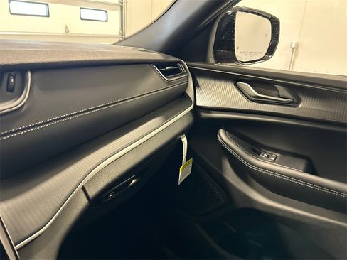 New 2025 Jeep Grand Cherokee L Altitude image 25