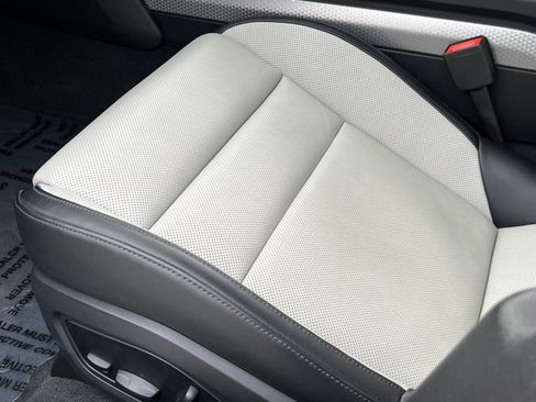 Certified 2025 Porsche Taycan image 28