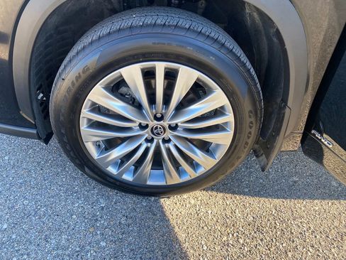 Used 2024 Toyota Highlander Platinum image 30