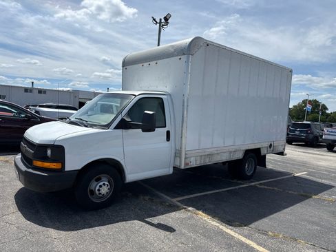 Used 2016 Chevrolet Express 3500 RWD image 2