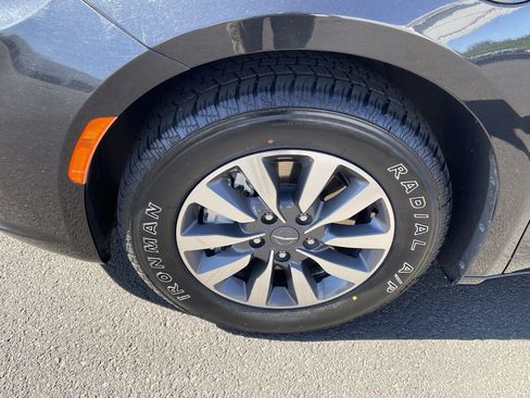Used 2024 Chrysler Pacifica Limited FWD image 9