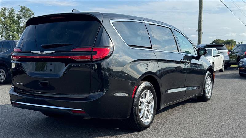 Used 2024 Chrysler Pacifica Touring FWD image 7