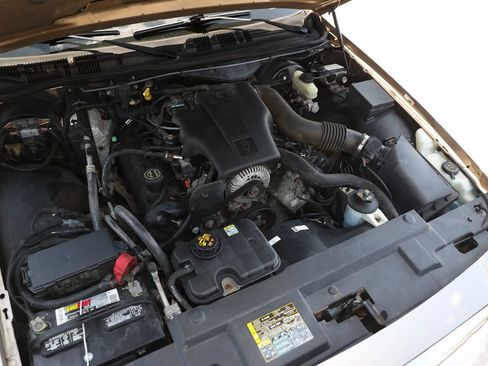 Used 2004 Ford Crown Victoria LX RWD image 36