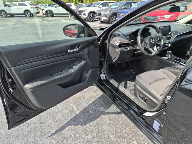 Used 2025 Nissan Altima 2.5 SV FWD image 11