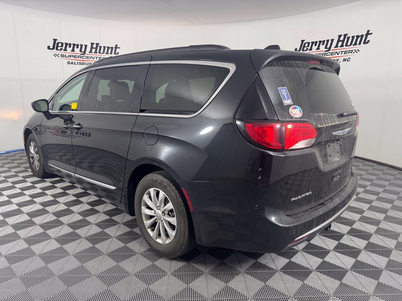 Used 2017 Chrysler Pacifica Touring-L FWD image 9