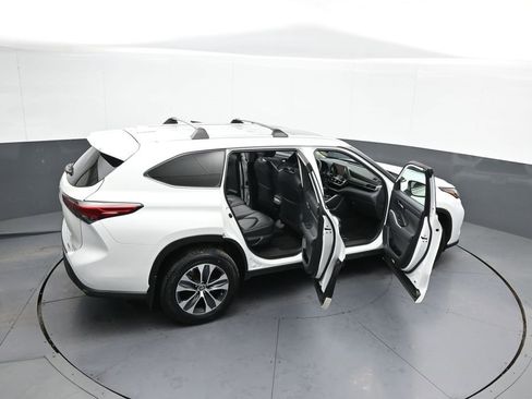 Certified 2023 Toyota Highlander XLE image 47