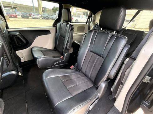 Used 2020 Dodge Grand Caravan SXT image 19