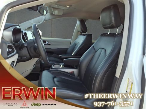 Used 2024 Chrysler Pacifica Touring-L FWD image 12