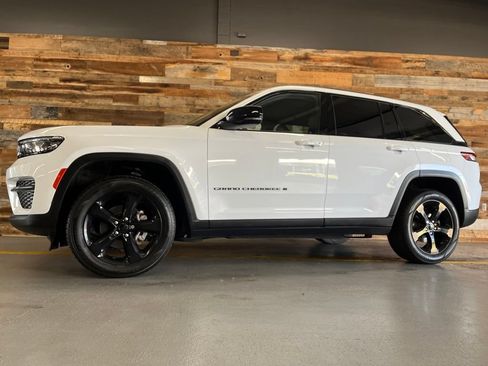 Used 2023 Jeep Grand Cherokee Altitude AWD/4WD image 11