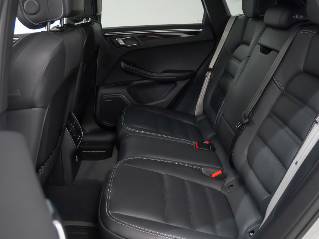 Certified 2026 Porsche Macan S AWD/4WD image 18
