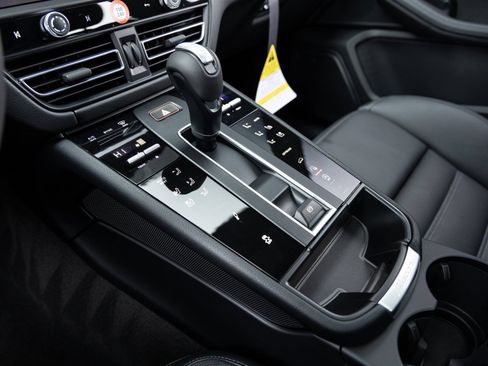 Certified 2026 Porsche Macan AWD/4WD image 18