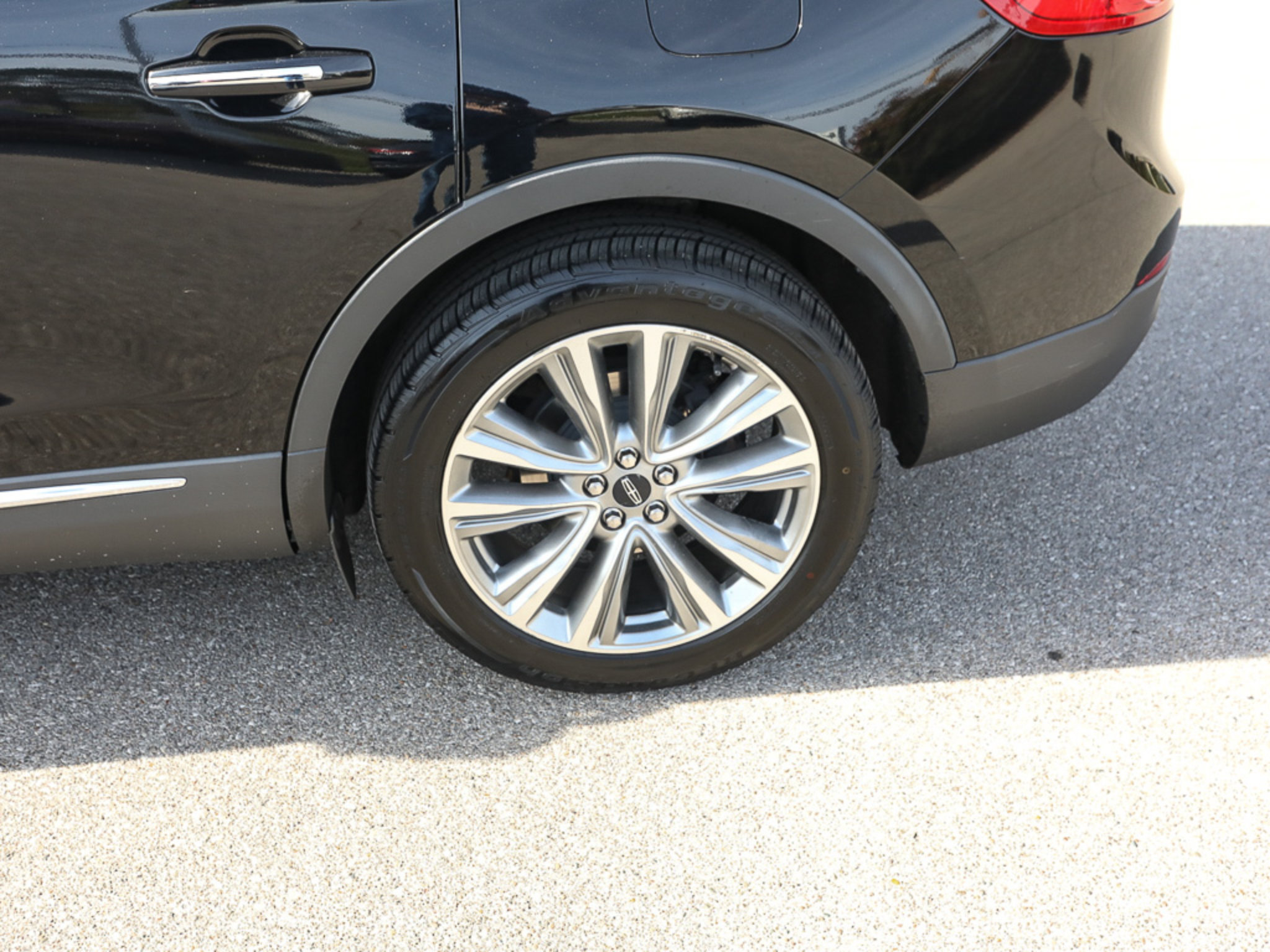 Used 2017 Lincoln MKX Reserve w/ Lincoln MKX Climate Package AWD/4WD image 3