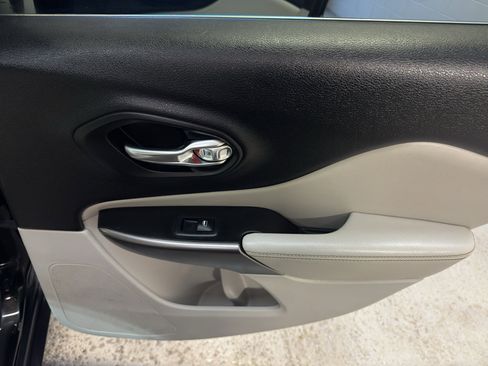 Used 2019 Jeep Cherokee Limited AWD/4WD image 23