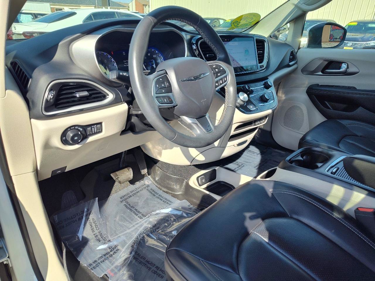 Used 2023 Chrysler Pacifica Touring-L FWD image 16