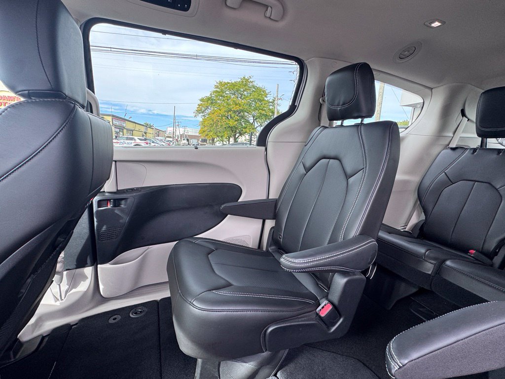 Used 2023 Chrysler Pacifica Touring-L FWD image 19