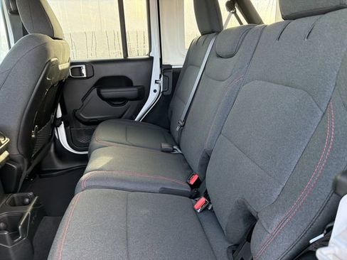 Used 2025 Jeep Wrangler Unlimited Rubicon AWD/4WD image 13