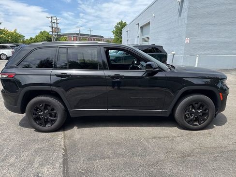 Used 2024 Jeep Grand Cherokee Altitude AWD/4WD image 5