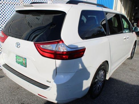 Used 2018 Toyota Sienna XLE w/ XLE Navigation Package image 3