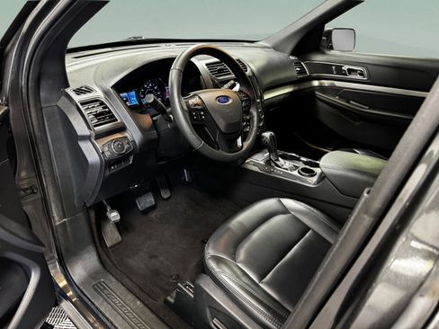 Used 2019 Ford Explorer XLT w/ Equipment Group 202A image 9