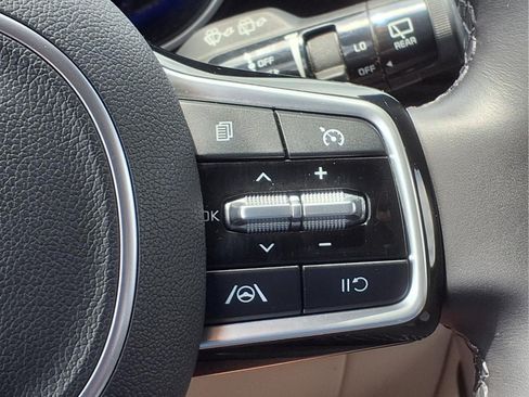 Used 2023 Kia Carnival LX FWD image 24