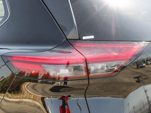 Used 2023 Nissan Rogue SV FWD image 9