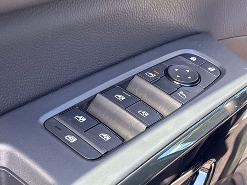 New 2025 Nissan Pathfinder SV w/ Black Appearance Package image 34