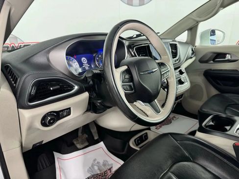 Used 2019 Chrysler Pacifica Limited FWD image 10