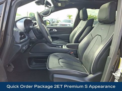Used 2025 Chrysler Pacifica Premium FWD image 2