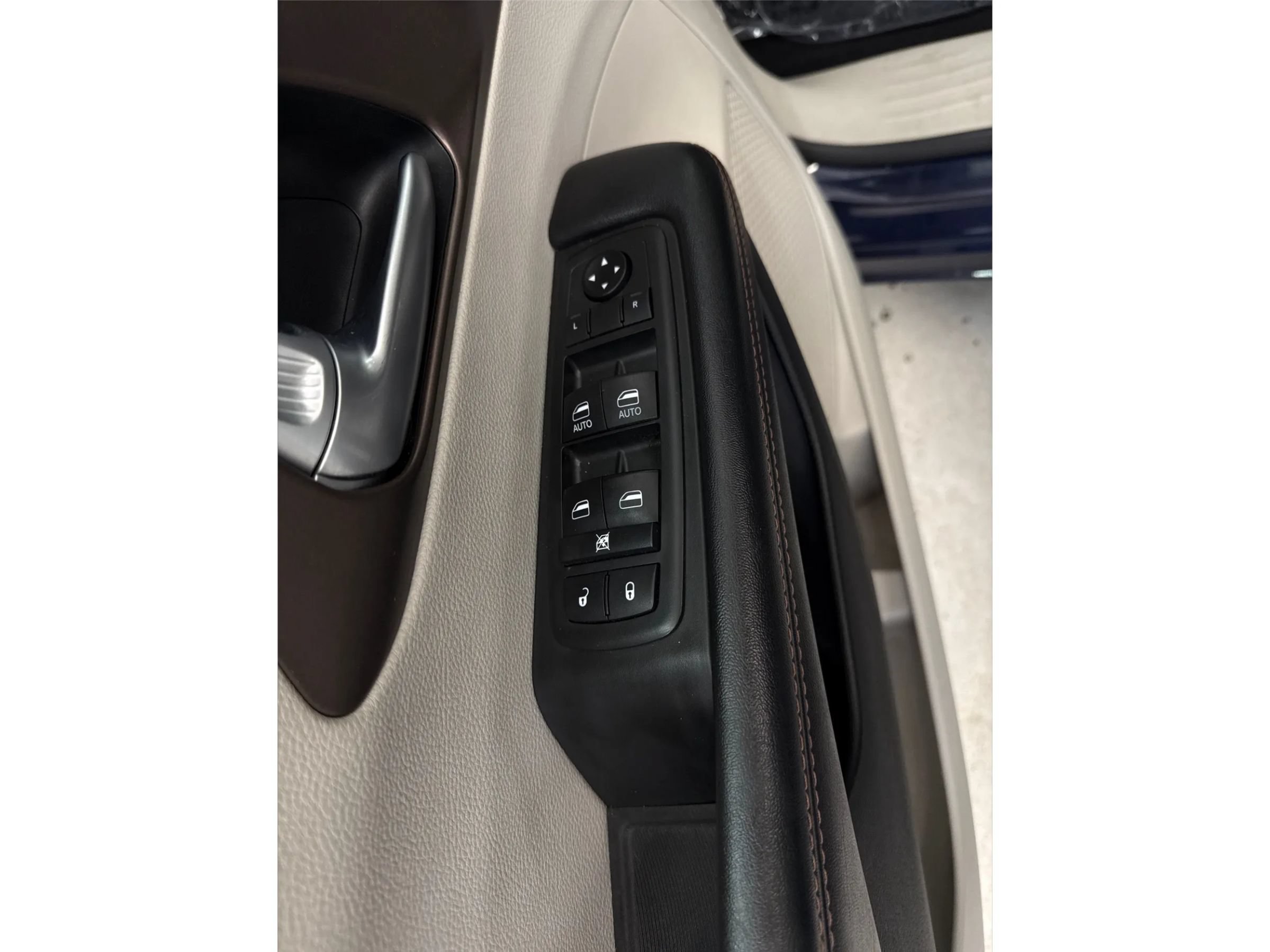 Used 2019 Chrysler Pacifica Touring-L FWD image 39