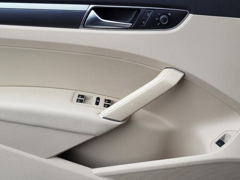 Used 2017 Volkswagen Passat 1.8T R-Line w/ R-Line Lighting Package image 27