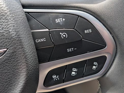 Used 2023 Chrysler Pacifica Touring-L FWD image 15
