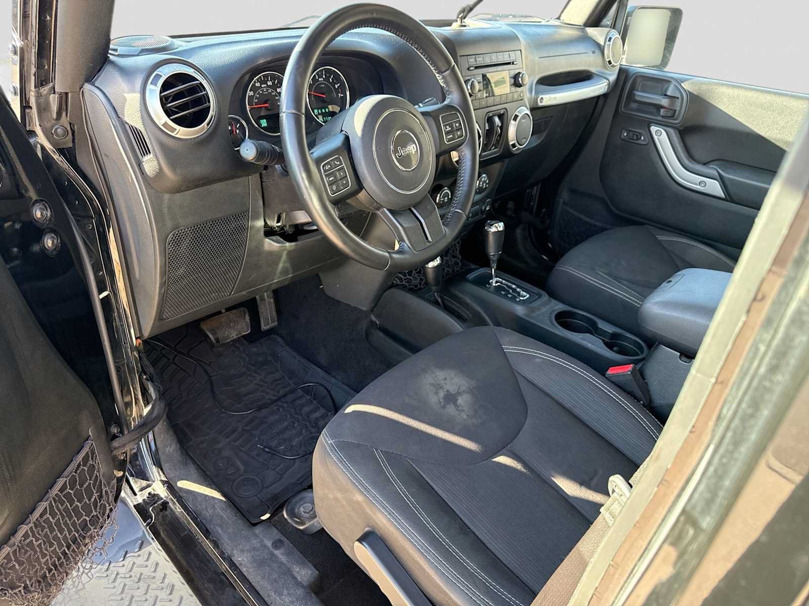 Used 2018 Jeep Wrangler Unlimited Sahara w/ Connectivity Group AWD/4WD image 2