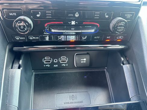 Used 2025 Jeep Grand Cherokee Altitude RWD image 18