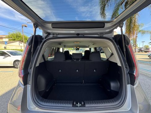 Used 2025 Kia Soul LX w/ LX Technology Package FWD image 28