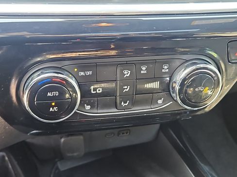Used 2024 Chevrolet Trax RS w/ Sunroof Package FWD image 33