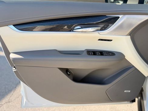 Used 2023 Cadillac XT6 Premium Luxury w/ Technology Package FWD image 9